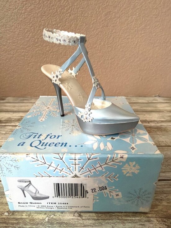Just The Right Shoe Other - 2004 Just the Right Shoe by Raine "Snow Queen" 25489 w/Box 4th Annual Christmas
